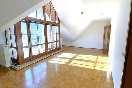 Lichtdurchflutete 4-Zi. Wohnung mit 3 BalkonenLoggia