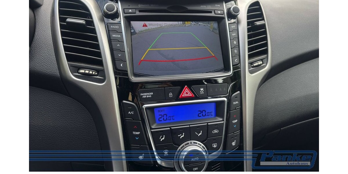 Hyundai i30 FIFA World Cup Edition*NAV*SHZ*StandH*R-CAM* 49.964 km 9.990 &euro; Berlin 13187