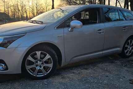 Toyota Avensis 157.000 km 8.399 &euro; Verl 33415