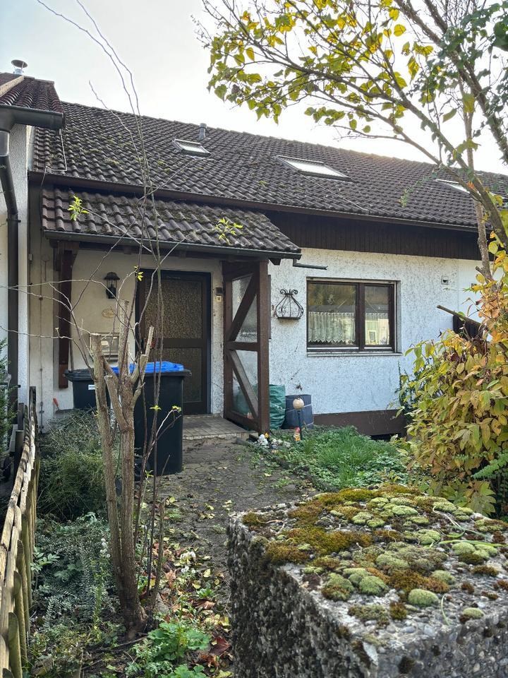 Renovierungsbedürftiges Reihenmittelhaus in ruhiger Lage und gren