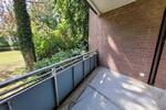 Neue Familie gesucht für Wohnung mit Balkon und frisch saniertem Wannenbad.