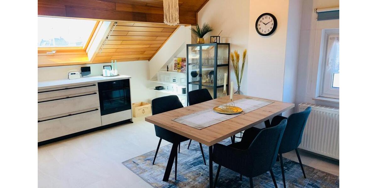 Renovierte und voll möblierte DG-Wohnung für Single-Person zimmer