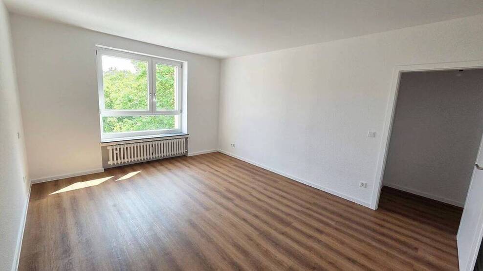 Frisches Wohngefühl! Modernisierte 3-Zimmer-Wohnung! Balkon, neues Bad, neuer Boden, Aufzug