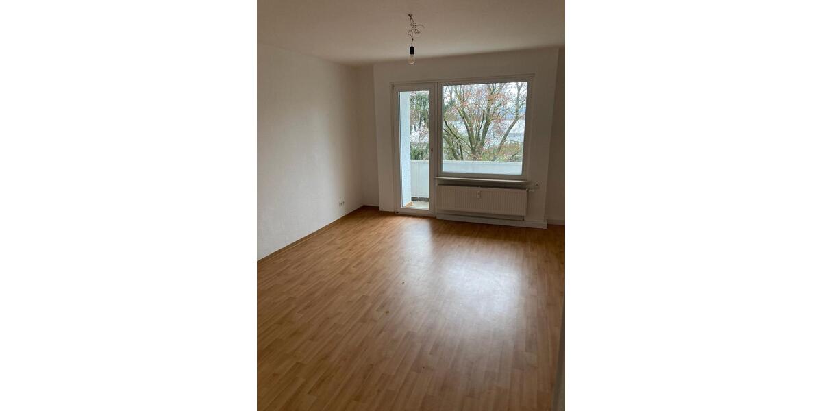 Schöne 3-Zimmer Wohnung mit Balkon und modernisiertem Badezimmer zu vermieten 3 zimmer