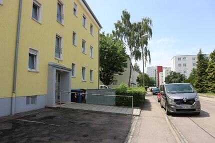 Gut geschnittene 2 Zimmer Wohnung mit sonnigem Balkon