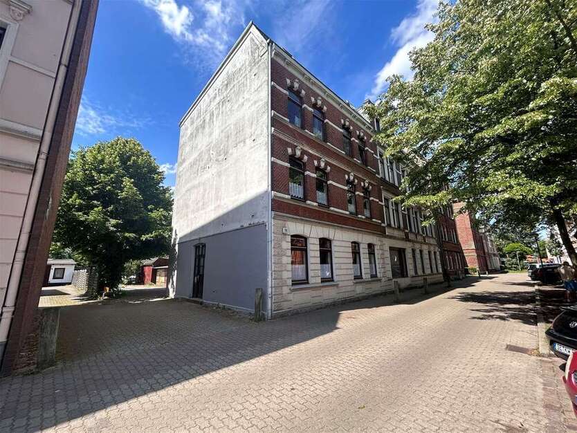 Wohnung zum Kaufen in Neumünster 163.200 € 137 m²