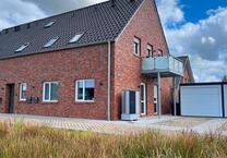 KfW-40 QNG: Neuwertige OberWohnung mit Einbauküche, Balkon & Garage in der Blumenstadt Wiesmoor