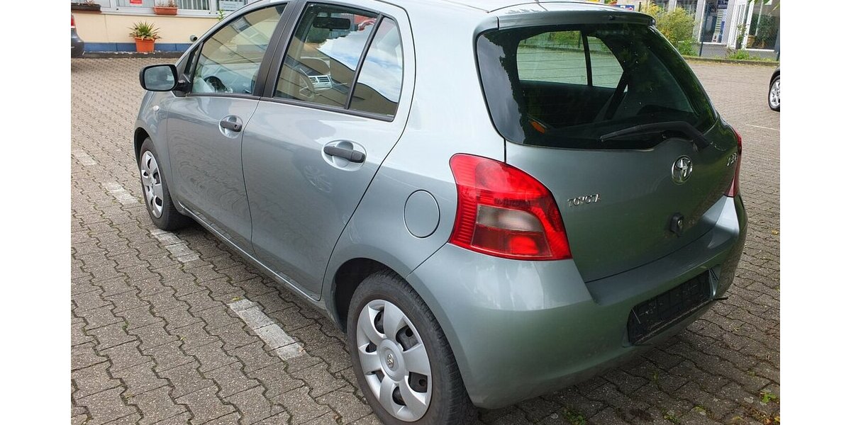 Toyota Yaris 1.0 VTT-i KLIMA GARAGENWAGEN AUS 1.HAND 91.970 km 5.704 &euro; Köln 50858