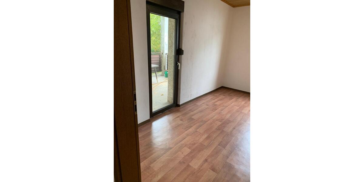 5-Zimmer-Eigentumswohnung in einem 3-Familien-Haus in KA-Neureut 5 zimmer