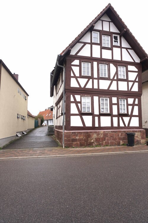 ~~ VERMIETETE ETAGENWOHNUNG IN ZWEITER BAUREIHE IN ZENTRALER LAGE ~~ 3 zimmer