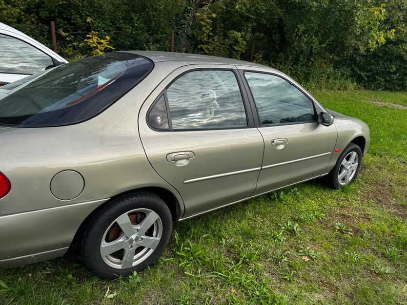 Ford Mondeo 80.000 km 2.100 € Delitzsch 04509
