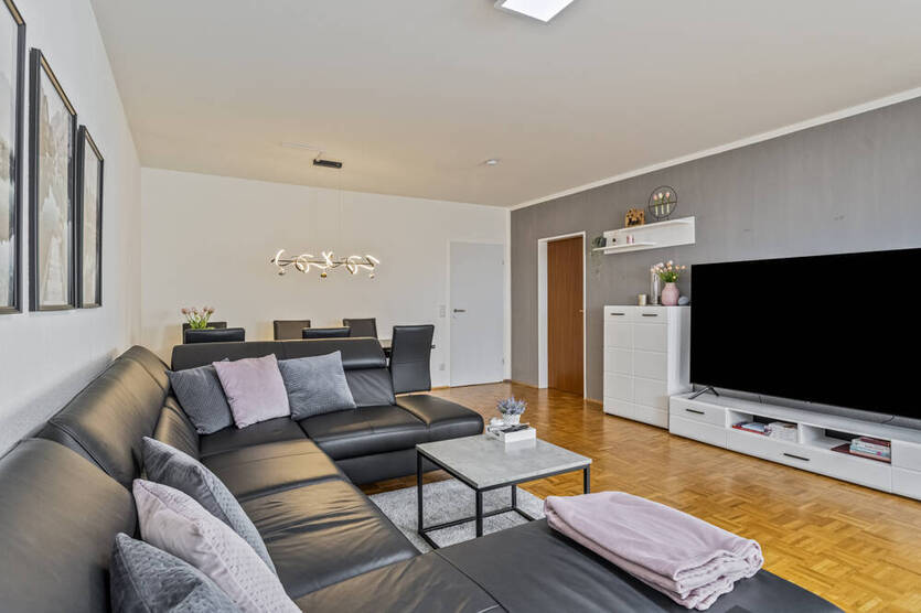 *** Lichtdurchflutete Dachgeschoßwohnung mit zwei sonnigen Dachterrassen in Top-Lage ***