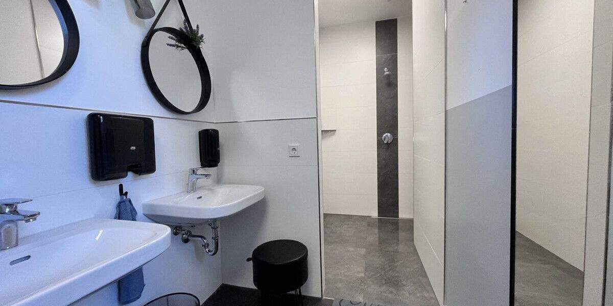 Gewerbeimmobilie in Zwickau: Sanierte denkmalgeschützte Trafostation mit Garagen - für Büro & Studio zimmer