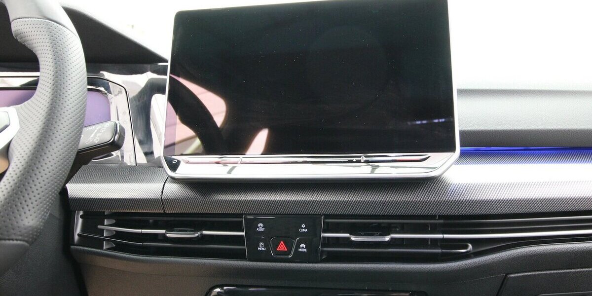 VW Golf VIII Variant 1.5 TSI R-Line LED+KAMERA+ACC 38.673 km 26.900 &euro; Hagenow 19230