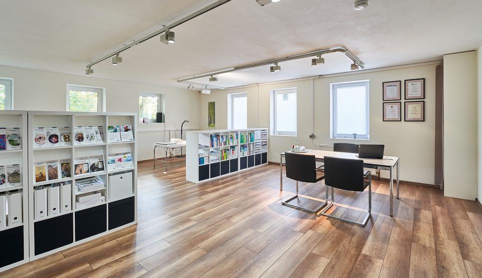 Helles Loft-Büro im OG – ruhig & repräsentativ zimmer