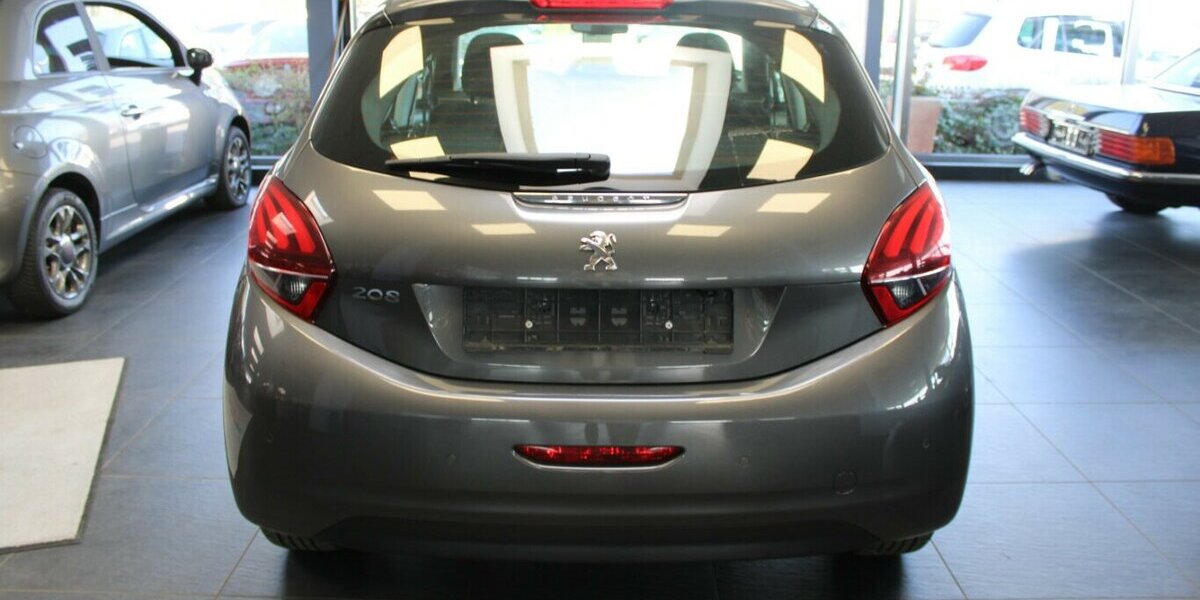 Peugeot 208 PureTech 110 Allure - Panorama - 84.341 km 8.980 &euro; Euskirchen 53881