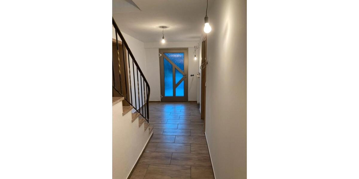 Etagenwohnung Pfarrkirchen - 7 Zimmer, 180 m&sup2;, 1.500&euro; | Angebot:26368933