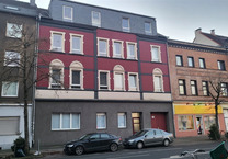 Attraktives Mehrfamilienhaus - 8 Wohneinheiten, Lagerhalle und Garagen