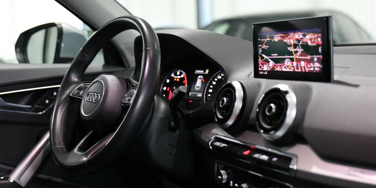 Audi Q2 35 TFSI ADVANCED SILVER & BLACK / LED, LEDER 97.000 km 20.444 &euro; Hamm 59077