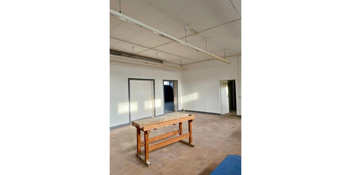 Gewerbehalle, Industriegebäude, Halle, Strom und Toilette zimmer