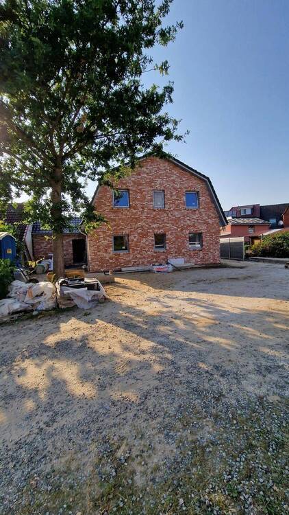 **Geräumige DG Wohnung 65m² auf schönem Grundstück**