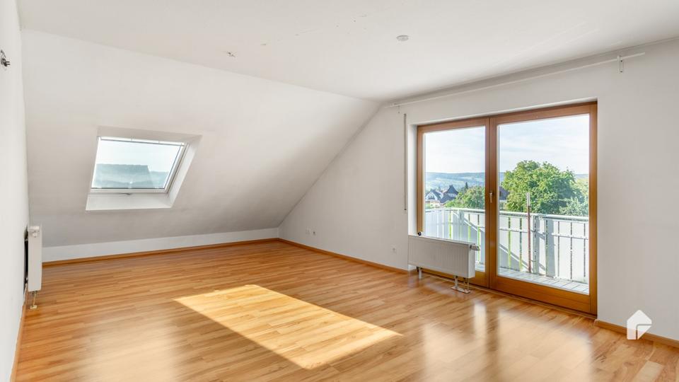 DAXBERG Lichtdurchflutete Wohnung über zwei Etagen mit EBK und Balkon 3 zimmer