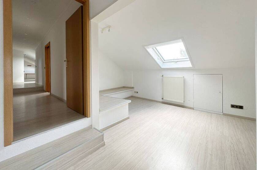 Außergewöhnliche 4,5 Zimmer Wohnung direkt am Feld mit Garage