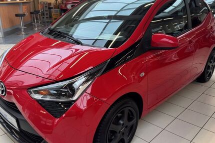Toyota Aygo (X) 80.000 km 8.990 &euro; Paderborn 33104