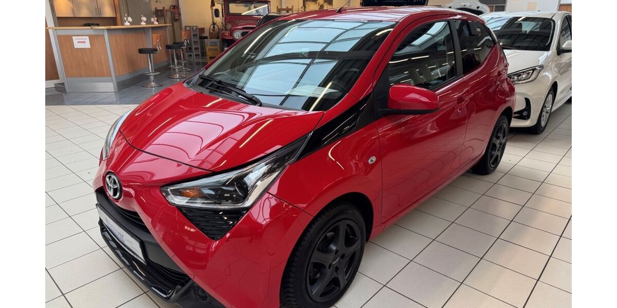 Toyota Aygo (X) 80.000 km 8.990 &euro; Paderborn 33104