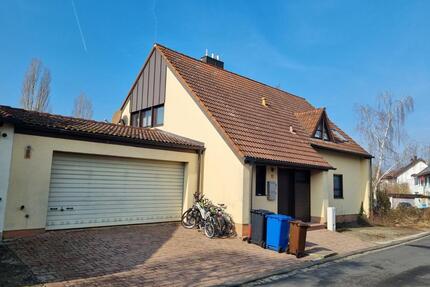 Haus mit Doppelgarage und vier Stellpätzen für viele Autos