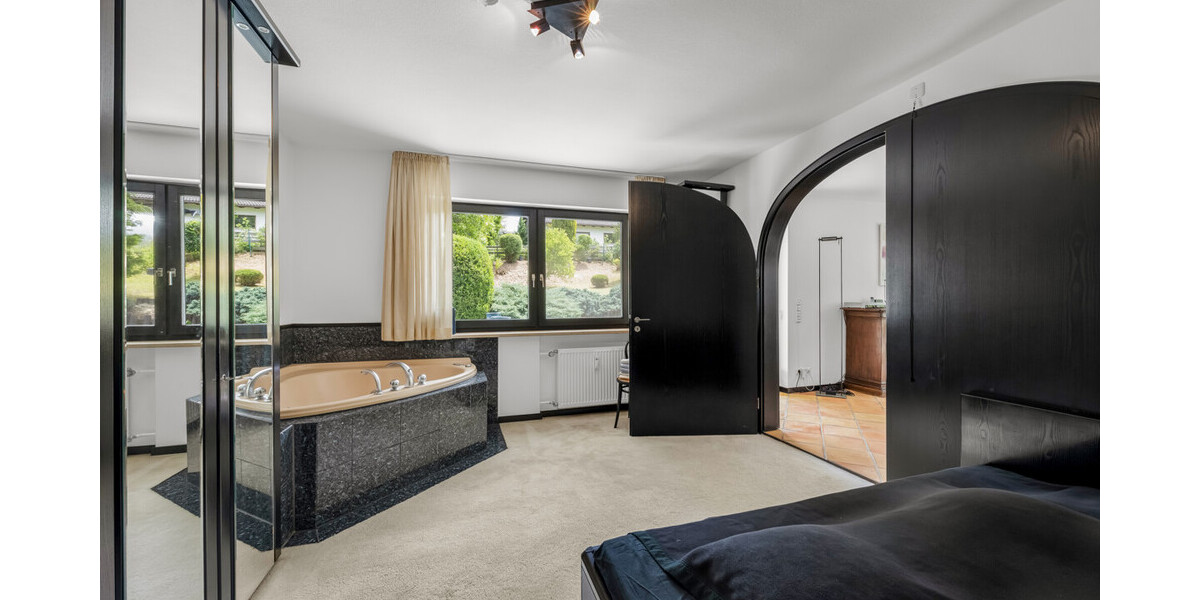 Repräsentatives Mehrgenerationenhaus auf ca. 851 m² Grundstück - Mehrfamilienhaus, Wohnhaus Otterfing | Angebot:27016904