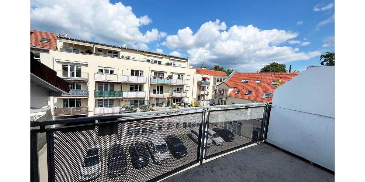 Lichtdurchflutete Dachgeschosswohnung mit zwei Balkonen und Tiefgaragenstellplatz 2 zimmer