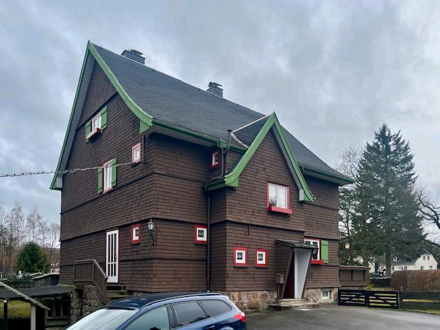 Großzügiges 10-Zi. Holzhaus in Top Lage + große GarageWerkstatt 10 zimmer