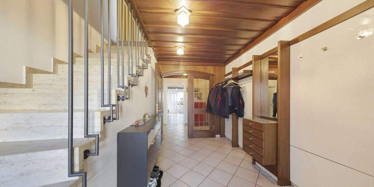 Großzügiges Ein- bis Zweifamilienhaus in massiver Bauweise mit Sauna, Garten und Doppelgarage 7 zimmer