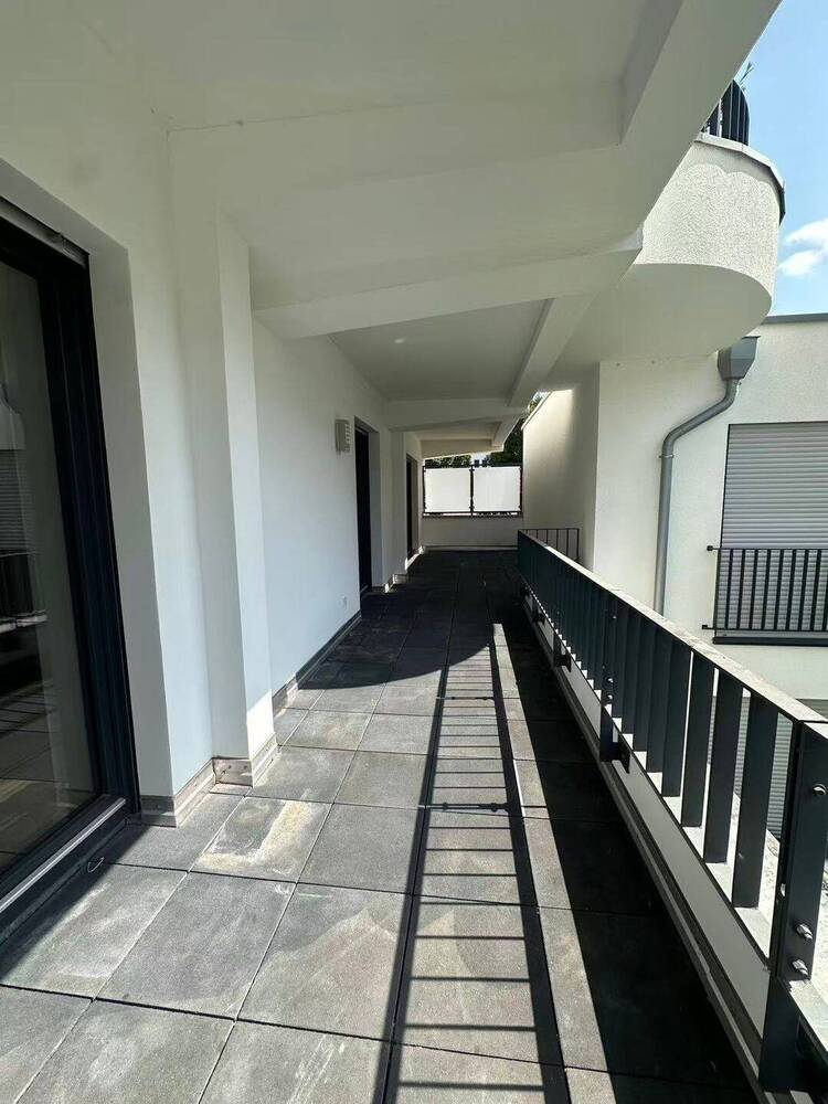 Neu sanierte 5-Zimmer-Wohnung mit XXL-Balkon im Herzen von Düsseldorf
