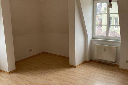 Schmucke 2-Raum-Dachgeschoßwohnung sucht neue Bewohner. Küche und Bad mit Fenster, Wanne und Aufzug