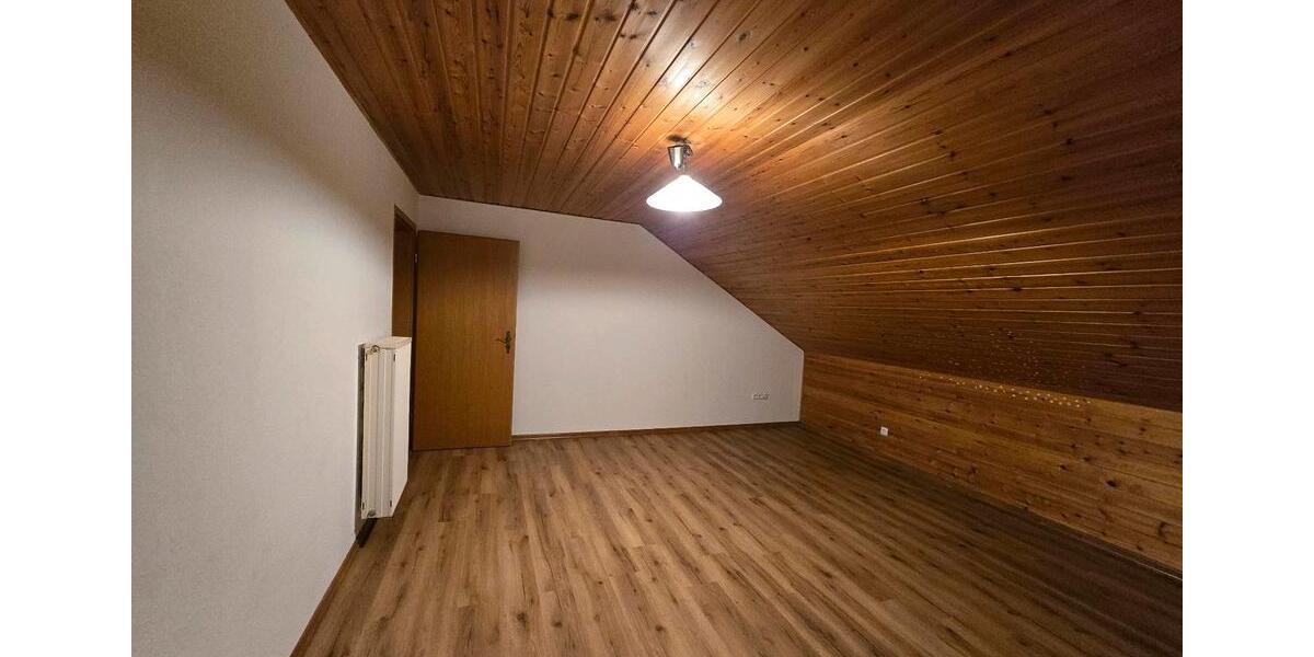 Dachgeschoßwohnung Grünberg - 3 Zimmer, 93 m&sup2;, 900&euro; | Angebot:26432407