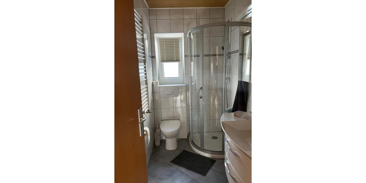 Haus 1-2 Familien, 8 Zimmer,schönem Garten sowie Parkplätze 8 zimmer