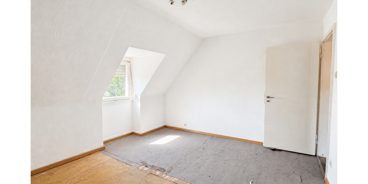 ab sofort verfügbar - Sanierungsbedürftige 3,5-Zimmer-Wohnung mit Ausbaupotenzial im Dachgeschoss - Dachgeschoßwohnung Ulm Obertalfingen | Angebot:27284711