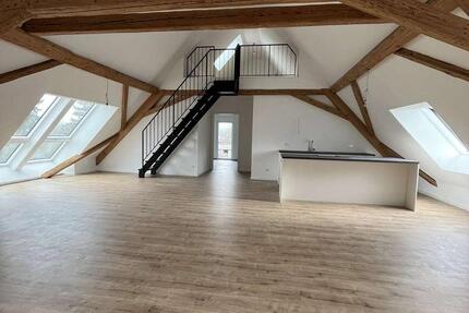Vollständig saniert! Attraktive 2,5- Zimmer-DachgeschossMietwohnung mit offener Galerie