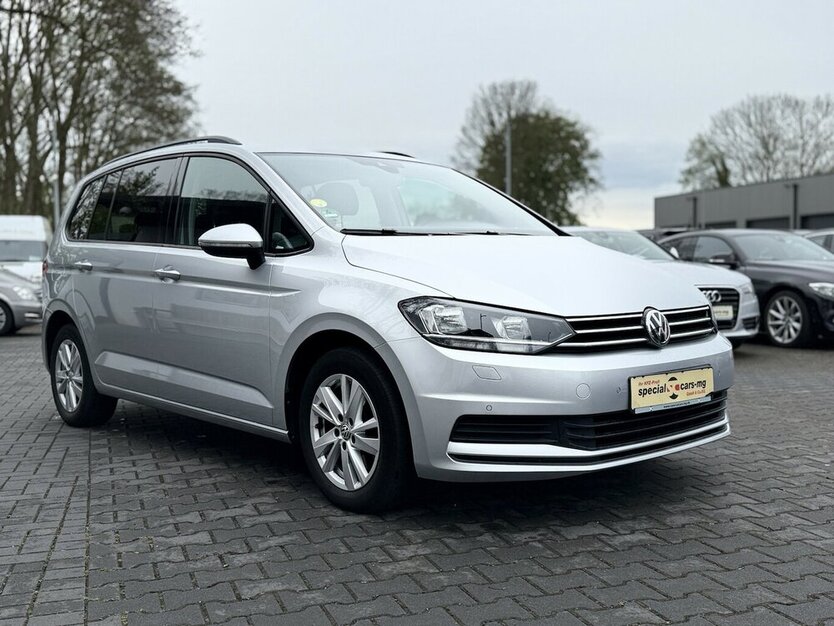 VW Touran 7 Sitze / Automatik / AHK / 1. Hd / Navi 110.000 km 24.490 € Mönchengladbach 41066