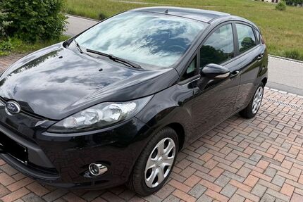 Ford Fiesta 97.300 km 5.100 &euro; Roding 93426