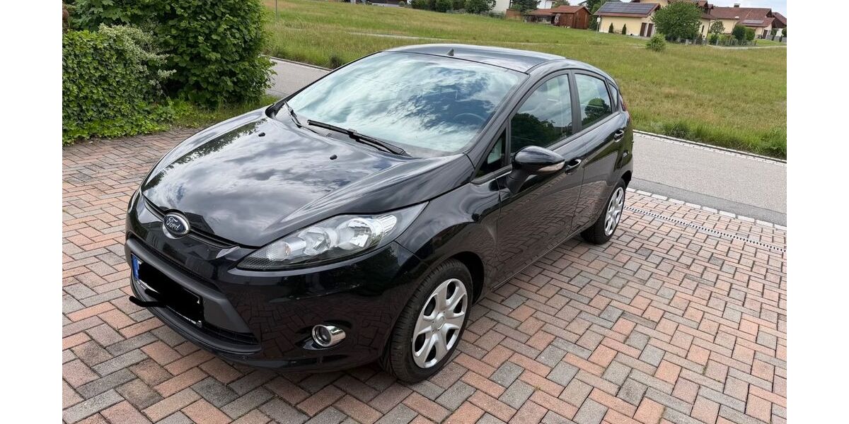 Ford Fiesta 97.300 km 5.100 &euro; Roding 93426