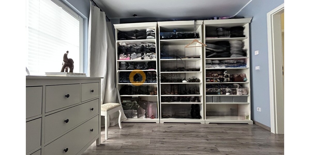 Walmdachhaus mit Einliegerwohnung, Doppelgarage, Bj. 2020, Salzwasserpool mit Gegenstromanlage - Einfamilienhaus Geisenhausen Geisenhausen | Angebot:26914490
