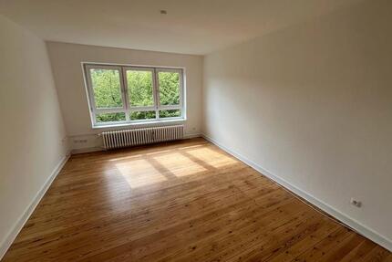 Schöne 2,5 Zimmer Wohnung mit Echtholzdielen.