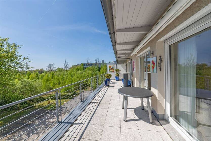 Hochwertige Penthouse-Wohnung mit großem Balkon und Kfz-Stellplätzen 3 zimmer