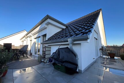 Neuwertige 2 Zimmerwohnung mit großem Balkon und PKW-Stellplatz