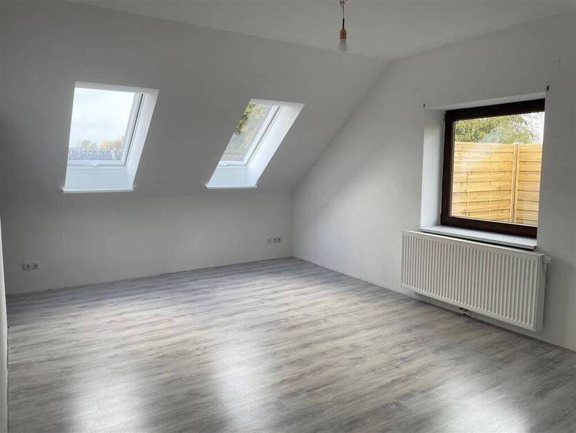 Hude-Wüsting: Geräumige Dachgeschoßwohnung in ruhiger Wohngegend!