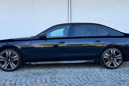 BMW i7 4.168 km 98.990 &euro; München 81245