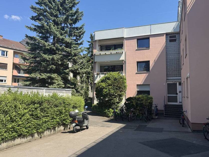 3-Zimmer-Eigentumswohnung mit Westbalkon und TG-Stellplatz in sehr beliebter und zentrumsnaher Lage von Erlangen – derzeit vermietet